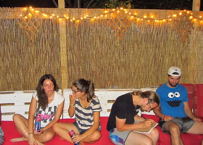 بيت شباب فريندز